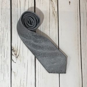 CHAPS Men’s Paisley Gray Silk Handmade Tie